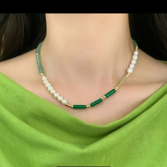 💚🤍NEW💚🤍 STUNNING!! Natural Jade and Freshwater Pearls Necklace in GOLD